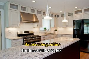 bàn bếp nên dùng đá tự nhiên hay nhân tạo