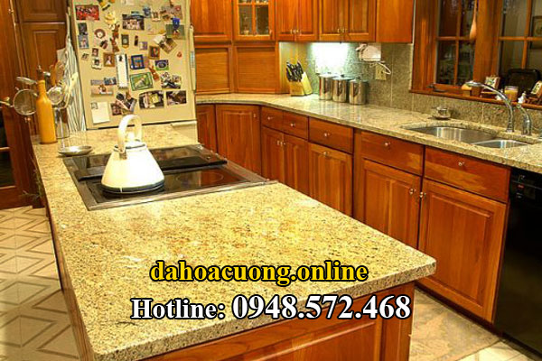 đá granite vàng ốp bếp và bàn ăn