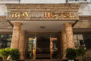 khách sạn ốp mặt tiền đá màu vàng